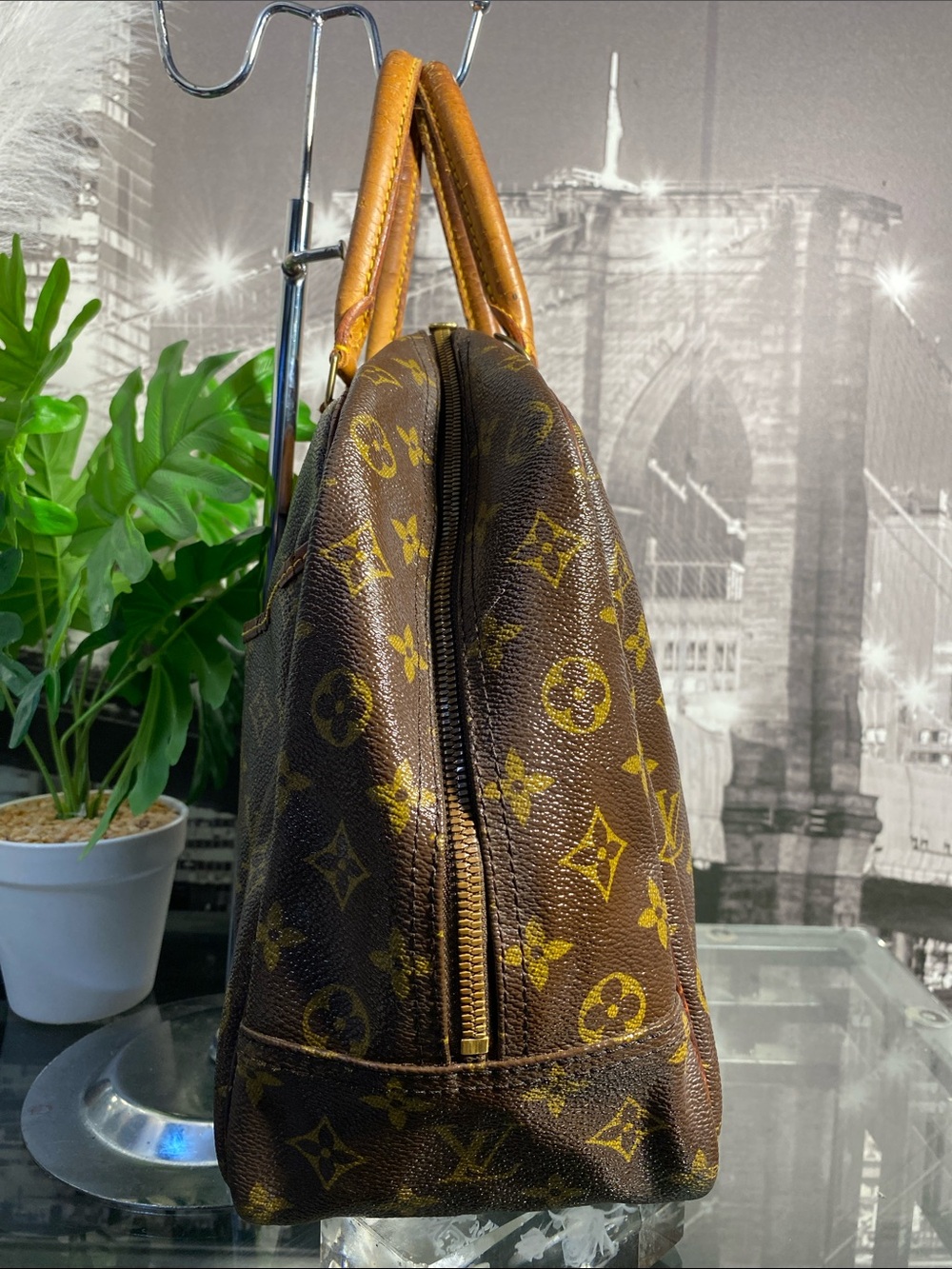 Authentic Louis Vuitton Deauville Monogram Boston Handbag - Picture 9 of 17